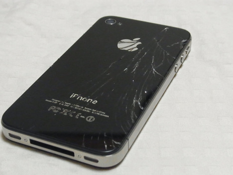 iPhone4Sの割れた背面ガラス