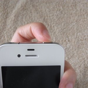 iPhone4のスリープボタンを押している写真