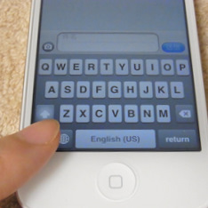 iPhoneの英語キーボードで123ボタンを押すところ