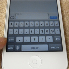 iPhoneの英語キーボードで123ボタンを押すところ