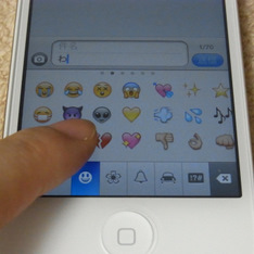 iPhoneの絵文字キーボード画面